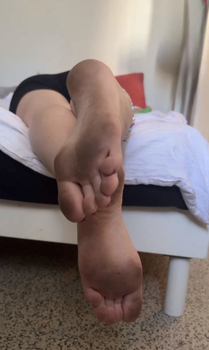 feetSd4ab9's tweet photo. coucou les larbins #Feet #FeetTwitter #PrettyFeet #FootModel #FootContent #Sole #Soles #Toes #Pedicure #FrenchPedicure #FeetPics #FeetContent #FootLover #FootPhotography #FeetDaily https://t.co/4Lm1gRqzDi