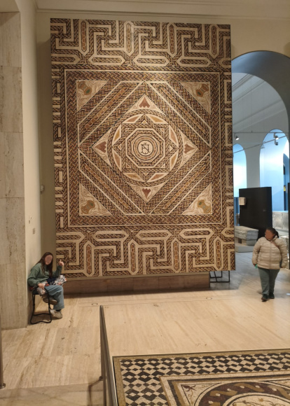 Thesaurarius's tweet photo. ¿Cuál es la raíz de la geometría andalusí y magrebí?

Lejos de ser un lenguaje exógeno, sus formas artísticas hunden sus raíces en el propio suelo hispano, romano y cristiano.
Izq. Mosaico villa La Dehesa (Soria), s. III-IV
Dcha. Pendón almohade de la Navas de Tolosa, s.XIII
🧵⬇️ https://t.co/L5ubofYZOl