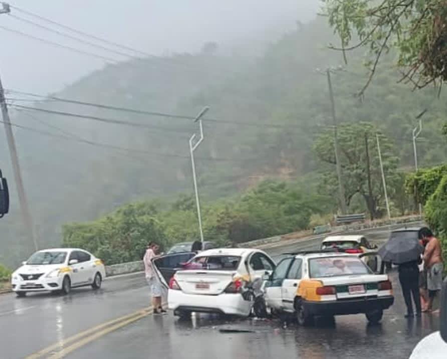 percepcionpoder's tweet photo. #ALERTAVIAL 👮🏻🚨Elementos de Tránsito Estatal atienden accidente vial sobre la Avenida #Escénica de #Acapulco. 

Conduzca con precaución en la zona, la circulación se ve afectada https://t.co/fXqcf7d95q