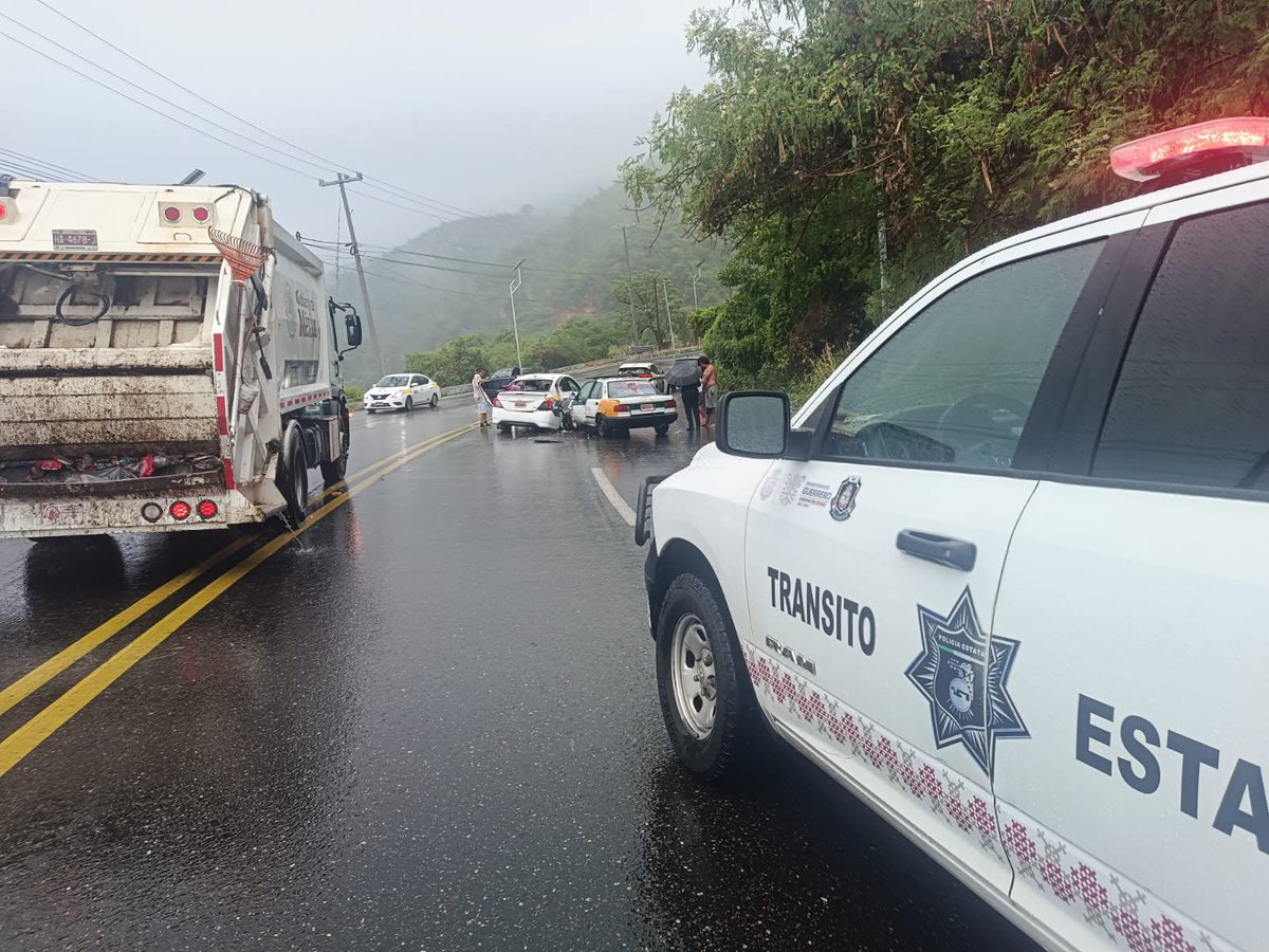 percepcionpoder's tweet photo. #ALERTAVIAL 👮🏻🚨Elementos de Tránsito Estatal atienden accidente vial sobre la Avenida #Escénica de #Acapulco. 

Conduzca con precaución en la zona, la circulación se ve afectada https://t.co/fXqcf7d95q
