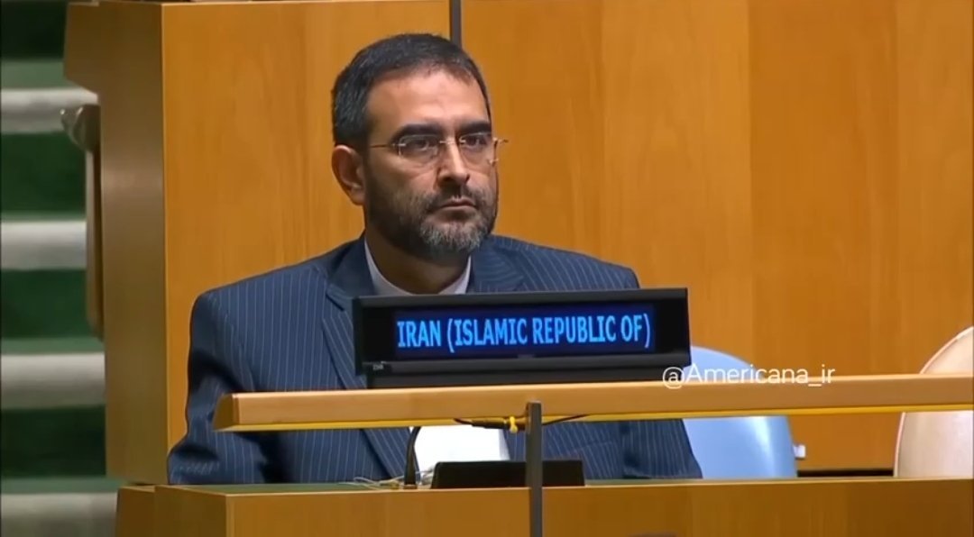 IzadiFoad's tweet photo. اینکه در زمان سخنرانی ترامپ صندلی ایران خالی باشد یا نه تصمیم این دیپلمات جوان وزارت خارجه نیست.

تصمیم متعلق به مسئولان ارشد وزارت خارجه است. آن مسئول است که تصمیم می‌گیرد چه کسی در سالن باشد یا نباشد، چند دقیقه حضور داشته باشد و زبان بدن را چگونه تنظیم کند.

 در نقد افراد منصف باشیم.

در زمان سخنرانی ترامپ صندلی ایران باید خالی می‌ماند. ولی مسئول این اشتباه بزرگ فرد دیگری است.