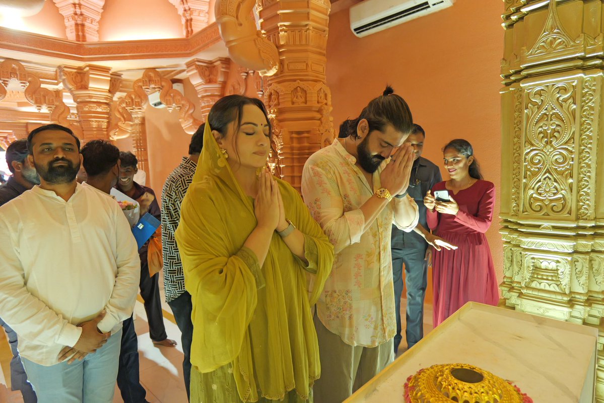 ShelarAshish's tweet photo. Actors Sonakshi Sinha and her husband, Zaheer Iqbal, visited our Vandre Paschim Sarvajanik Ganeshotsav Mandal to seek the blessings of our beloved Bappa. Spent some delightful moments in conversation with them along with my son Omkar. Bhamla Foundation’s Asif Bhamla was also present on the occasion.

#GanpatiBappaMorya #Ganeshotsav #SomnathTemple #gharogharibappa #AshishShelar