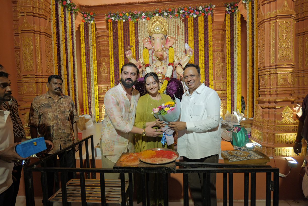 ShelarAshish's tweet photo. Actors Sonakshi Sinha and her husband, Zaheer Iqbal, visited our Vandre Paschim Sarvajanik Ganeshotsav Mandal to seek the blessings of our beloved Bappa. Spent some delightful moments in conversation with them along with my son Omkar. Bhamla Foundation’s Asif Bhamla was also present on the occasion.

#GanpatiBappaMorya #Ganeshotsav #SomnathTemple #gharogharibappa #AshishShelar