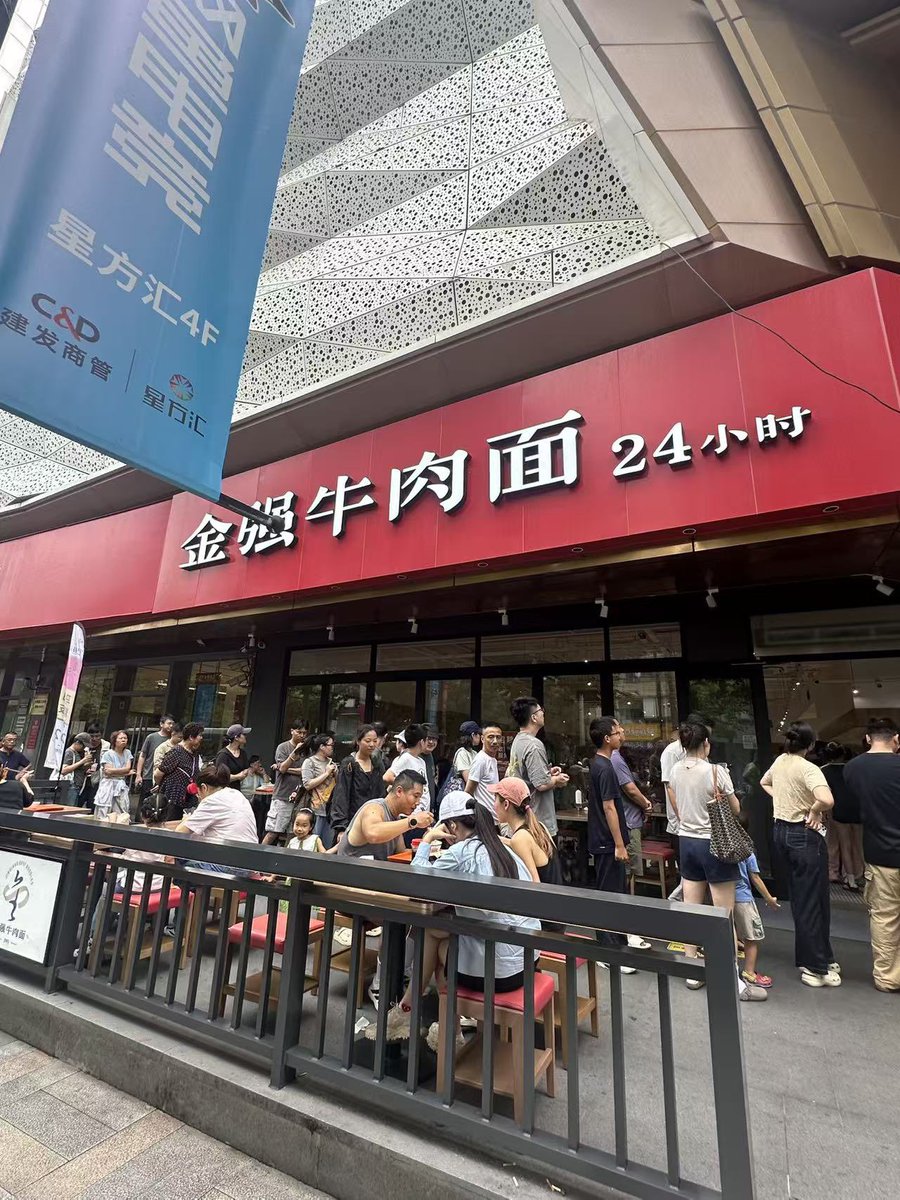 theZmedia's tweet photo. 圣地亚哥｜诚聘餐厅经理
一起打造一家让人慕名而来、吃过还想再来的网红餐厅。

月薪底薪 $5,000＋全保福利＋专业培训＋利润分红。

我们最看重你的能力：
• 懂推广、会引流，能把餐厅特色变成大家愿意分享的故事。
• 有创意、懂经营，打造圣地亚哥独一无二的用餐体验。
• 会培养人。
#pandaNme https://t.co/TtPx2l4PJ7