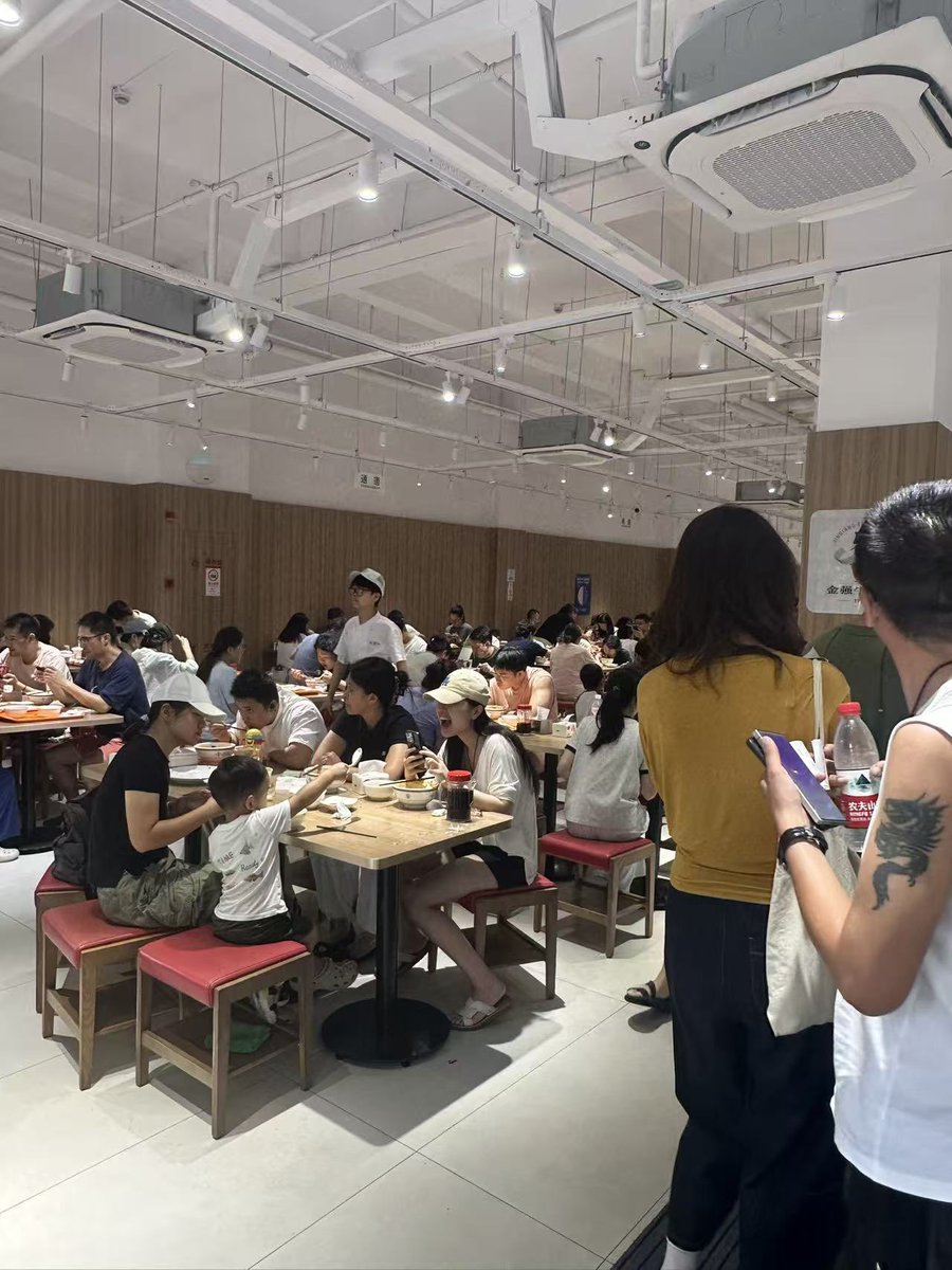 theZmedia's tweet photo. 圣地亚哥｜诚聘餐厅经理
一起打造一家让人慕名而来、吃过还想再来的网红餐厅。

月薪底薪 $5,000＋全保福利＋专业培训＋利润分红。

我们最看重你的能力：
• 懂推广、会引流，能把餐厅特色变成大家愿意分享的故事。
• 有创意、懂经营，打造圣地亚哥独一无二的用餐体验。
• 会培养人。
#pandaNme https://t.co/TtPx2l4PJ7
