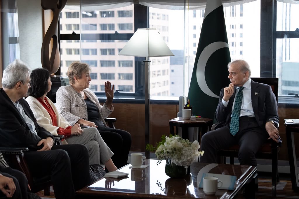 chsandhilaa's tweet photo. وزیراعظم سے آئی ایم ایف کی ایم ڈی کی ملاقات https://t.co/l0f5ZPjUNf