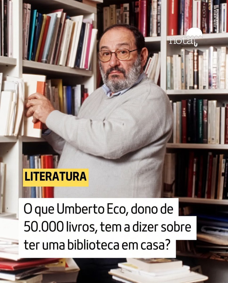 jornalnota's tweet photo. O que Umberto Eco, dono de 50.000 livros, tinha a dizer sobre ter uma biblioteca em casa? 📚

“É tolice pensar que tem de ler todos os livros que compra, pois é tolice criticar aqueles que compram mais livros do que alguma vez conseguiram ler. Seria como dizer que deve usar todos os talheres ou óculos ou chaves de fenda ou brocas que comprou antes de comprar novos.

Tem coisas na vida que precisamos ter sempre abundância, mesmo que usemos apenas uma pequena porção.

“Se, por exemplo, consideramos os livros como medicamentos, entendemos que é bom ter muitos em casa em vez de alguns: quando se quer sentir melhor, então vai ao ‘armário dos remédios’ e escolhe um livro. Não um aleatório, mas o livro certo para aquele momento. É por isso que você deve ter sempre uma escolha nutricional!

“Quem compra apenas um livro, leia apenas esse e depois se livra dele. Eles simplesmente aplicam a mentalidade do consumidor aos livros, isto é, consideram-nos um produto de consumo, um bem. Quem ama livros sabe que um livro é tudo menos uma mercadoria.”