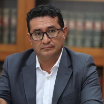 periodistasoy's tweet photo. En estos momentos, el coordinador de los diputados de Morena en el @CongresoPue, Pável Gaspar Ramírez, está recabando firmas y presionando a legisladores de otras fracciones para aprobar una iniciativa de reforma que obligaría a todos los partidos a postular una mujer como candidata a la gubernatura en los comicios del 2030. Varios diputados están en desacuerdo y sostienen que esa reforma sería anticonstitucional, pues no se busca la equidad de género, sino dejar fuera de la contienda a aspirantes non gratos al actual grupo gobernante.