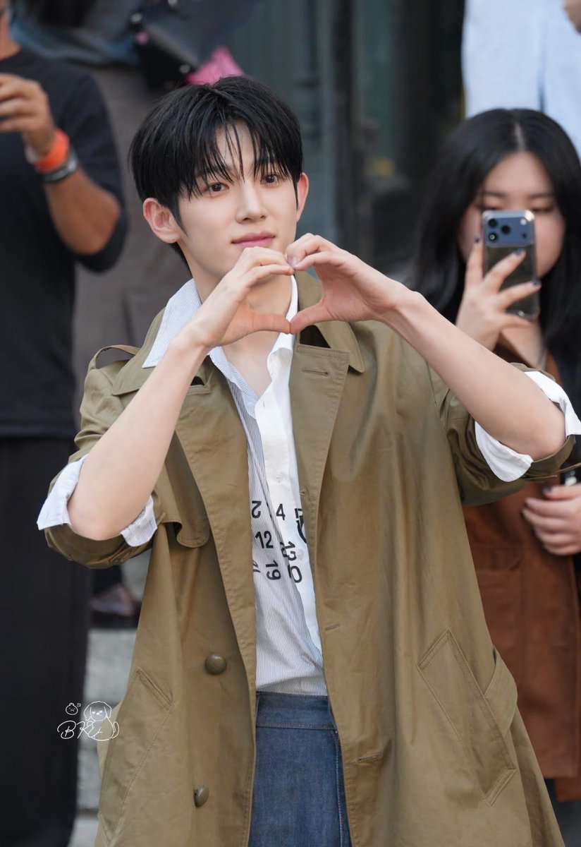 SikSyu99's tweet photo. Huge congratulations to Park Siwoo on his spectacular debut at Milan Fashion Week 💜💜

SIWOO MILAN FASHION WEEK SS27  

#PARKSIWOOxMM6
#PARKSIWOOMFWSS27
#박시우 https://t.co/dWbVeke8yL