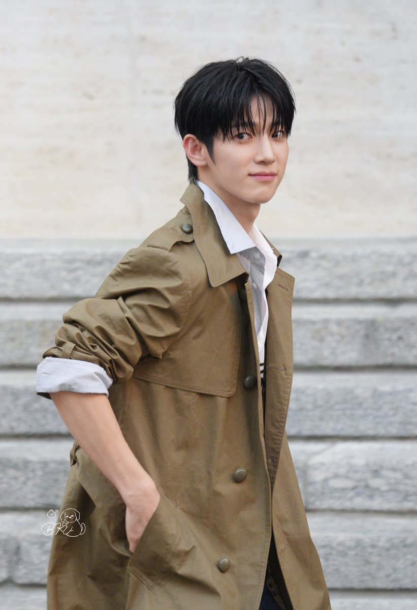 SikSyu99's tweet photo. Huge congratulations to Park Siwoo on his spectacular debut at Milan Fashion Week 💜💜

SIWOO MILAN FASHION WEEK SS27  

#PARKSIWOOxMM6
#PARKSIWOOMFWSS27
#박시우 https://t.co/dWbVeke8yL
