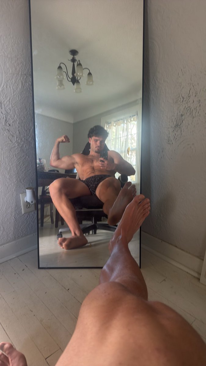 MasterEMoney's tweet photo. Who’s cleaning my feet? https://t.co/8gWz1eG8qs