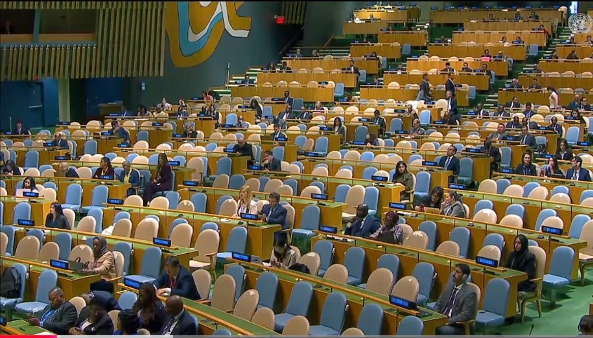 LosOutsidersEC's tweet photo. Máxima audiencia en el discurso de ese presidente súper sesudo https://t.co/WxqGGZRAao