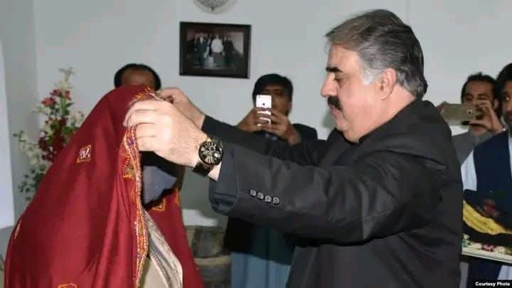 SSirsalmaz's tweet photo. جب دہشتگرد تنظیم بی ایل ایف کے سربراہ اللہ نذر کی بیوی غیر قانونی طریقے سے سرحد کراس کررہی تھی، تو وہ بچوں سمیت گرفتار ہوگئی، اس وقت نواب ثناءاللہ زہری اور سرفراز بگٹی نے انکے سر پر عزت کا چادر رکھ کر گھر کو رخصت کیا، آج اللہ نذر دوسروں کی بیٹیوں کے سروں سے چادر اتار کر انکے ہاتھوں میں بندوق دے رہا ہے تو مجھے بتائیں ان میں غیرت مند کون ہوا؟
وہ جنہوں نے عورت کو جنگی اثرات سے دور رکھا یا وہ جو عورت کو جنگ میں شامل کرنا چاہتے ہیں؟

اہم بات تو یہ ہے، ان کمانڈروں کی اپنی بیٹیاں آج بھی محفوظ ہیں