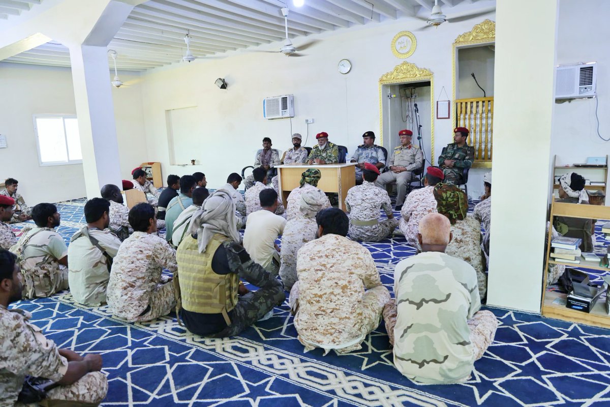 2ndmrmedia's tweet photo. رئيس شُعبة التوجيه المعنوي بالمنطقة العسكرية الثانية، العميد يسر خير الله باخير الله، يتفقد القطاع الشرقي لخفر السواحل بمديرية الريدة وقصيعر، للاطلاع على أوضاع منتسبيه ومستوى الجاهزية والروح المعنوية، ويقدّم محاضرة توعوية حول اليقظة والانضباط والالتزام بالمهام.

#حضرموت #المكلا https://t.co/RpdLecxwZP