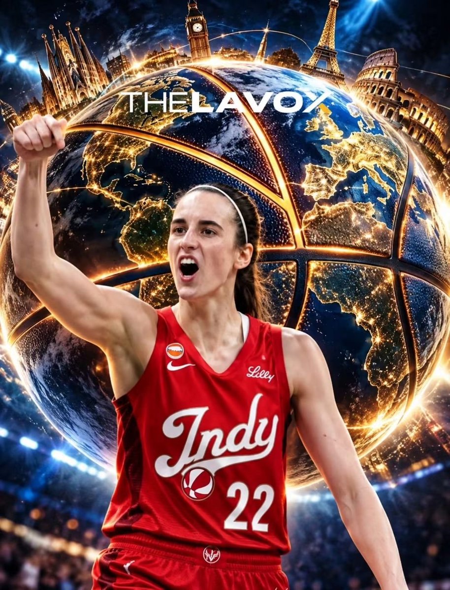 TheLaVox's tweet photo. Caitlin #Clark cruzó el Atlántico con USA Basketball y regresó mirando a la #WNBA con pasaporte en la mano. Después de experimentar en Alemania el ambiente del Mundial #FIBA y la pasión europea por el básquet femenino, la estrella de #IndianaFever lanzó una idea que merece algo más que aplausos: llevar un partido de temporada regular de la liga a Europa, incluso desde 2027. La #NBA lleva años explotando su escaparate internacional; #Clark simplemente pregunta por qué las mujeres tendrían que contemplar esa autopista desde la banqueta.
No es turismo deportivo. Es mercado, exposición y una oportunidad de convertir admiradores internacionales en consumidores permanentes de la #WNBA. #Clark dijo que estaría dispuesta a jugar allí y entiende algo elemental: si Europa respondió así ante USA Basketball, existe terreno para sembrar otra bandera comercial. La liga habla constantemente de crecimiento; perfecto, entonces crecer también significa abandonar la comodidad del mapa doméstico. Walt Disney decía que «la manera de empezar es dejar de hablar y comenzar a hacer». Europa ya abrió la puerta. Ahora falta comprobar si la #WNBA tiene suficiente ambición para cruzarla.