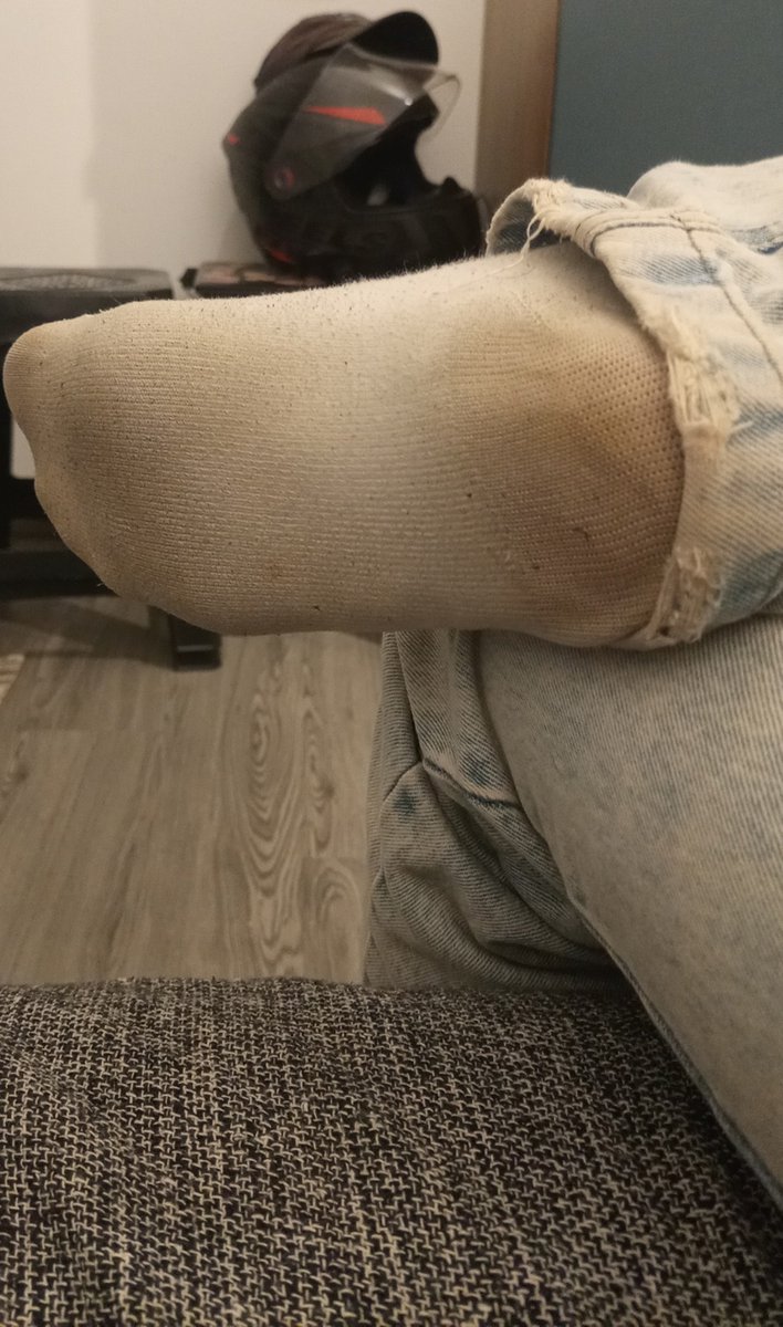 enzo_nsfw01's tweet photo. Vc da conta de ficar com a cara presa nos meus pés? Tá um cheirao de chulé forte aqui hahaha 

#feet #pes #pesmasculino #dirtysocks #stinkysocks #smellysocks #sockfetish #sniffmysocks #dirtysneaker #sneakerfetish #stinkysneaker https://t.co/iILOy3rykF