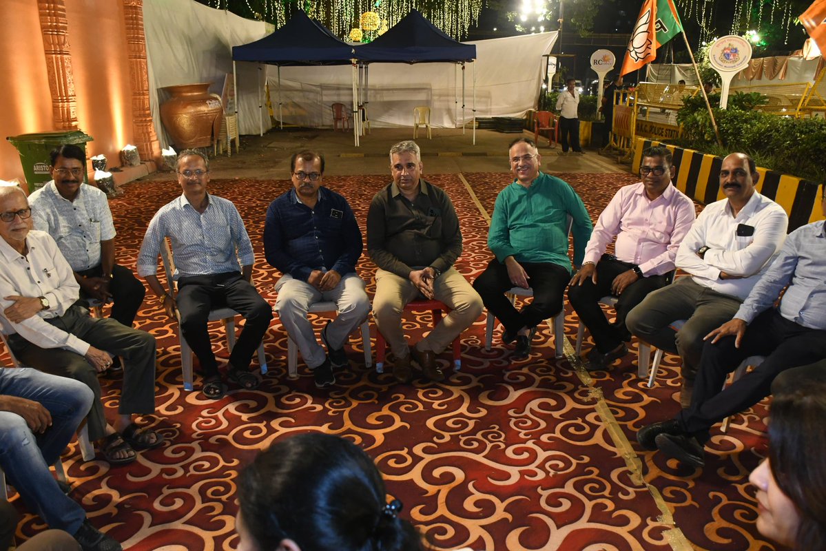 ShelarAshish's tweet photo. Extremely delighted to have my childhood friends visit our Vandre Paschim Sarvajanik Ganeshotsav Mandal to seek the blessings of our beloved Bappa. Spent some wonderful time reminiscing about old days and catching up over heartfelt conversations.

#GanpatiBappaMorya #Ganeshotsav #SomnathTemple #gharogharibappa #AshishShelar