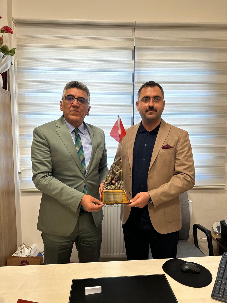 elazigturkocagi's tweet photo. Türk Ocakları Elazığ Şubesi eski Başkanı, Fırat Üniversitesi Eğitim Fakültesi Öğretim Üyesi Birol Bulut, Profesörlük unvanını almıştır.

Şube Başkanımız Prof. Dr. Yavuz Haykır ve Yönetim Kurulu üyelerimiz, Prof. Dr. Birol Bulut’u makamında ziyaret ederek  plaket takdiminde bulunmuşlardır.

Kıymetli hocamıza yeni unvanının hayırlı olmasını dileriz. @turkocaklari @Mehmetoztarih @YavuzHaykir @Birol_Bulut_