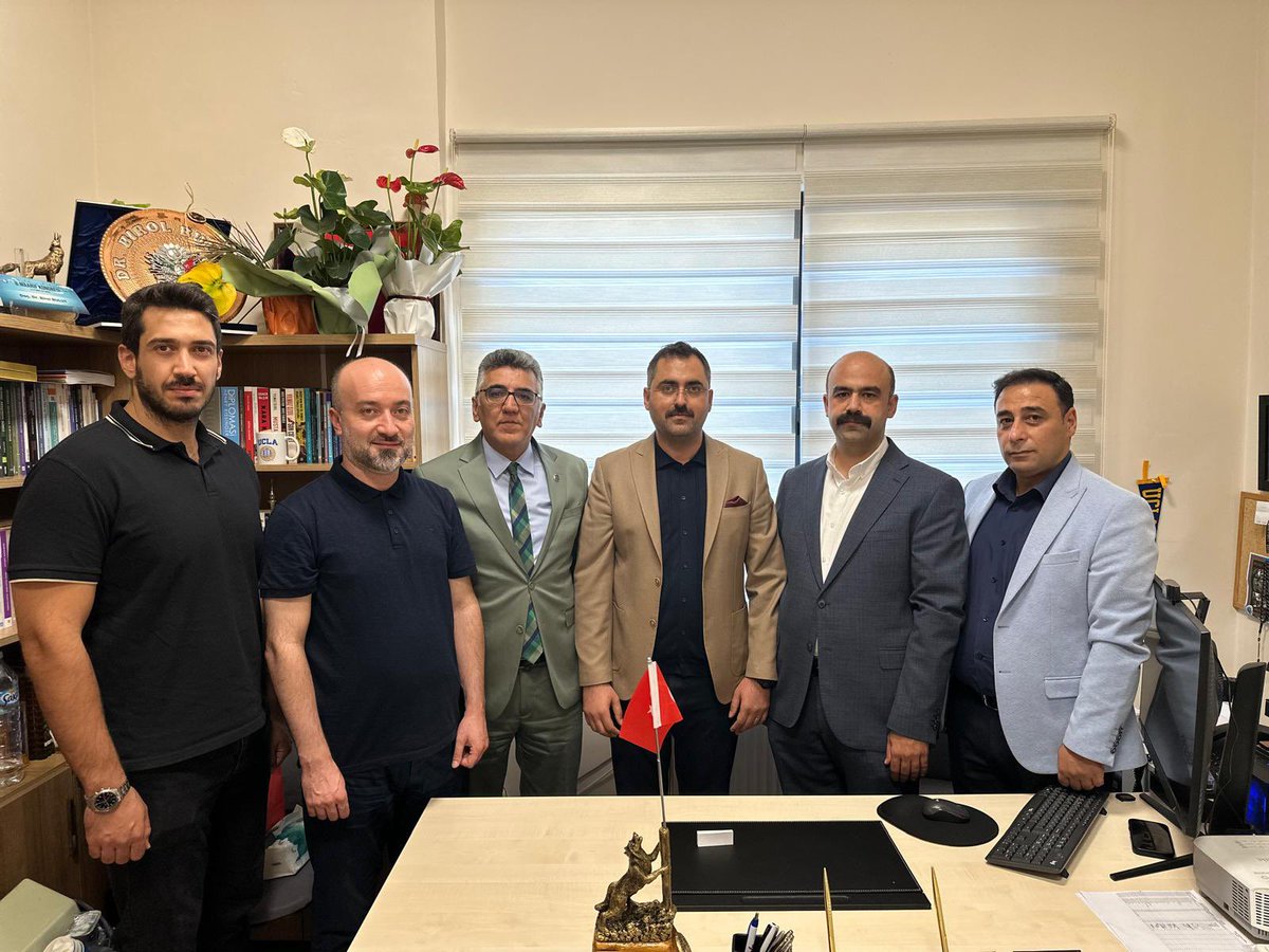elazigturkocagi's tweet photo. Türk Ocakları Elazığ Şubesi eski Başkanı, Fırat Üniversitesi Eğitim Fakültesi Öğretim Üyesi Birol Bulut, Profesörlük unvanını almıştır.

Şube Başkanımız Prof. Dr. Yavuz Haykır ve Yönetim Kurulu üyelerimiz, Prof. Dr. Birol Bulut’u makamında ziyaret ederek  plaket takdiminde bulunmuşlardır.

Kıymetli hocamıza yeni unvanının hayırlı olmasını dileriz. @turkocaklari @Mehmetoztarih @YavuzHaykir @Birol_Bulut_