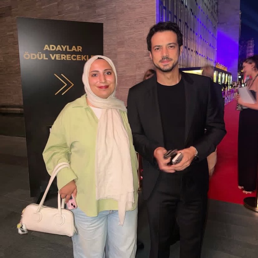 karisik1hesapp's tweet photo. herkesle foto çeken kız ve LeyBurMer ❤️‍🔥 https://t.co/4T3afOGh7s