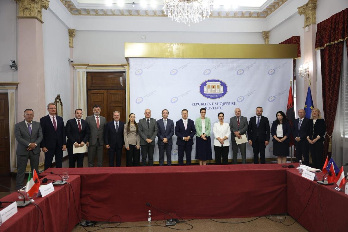 ItalyinALB's tweet photo. Grupi i Miqve të Ballkanit Perëndimor, në Tiranë me Kryetarin e Kuvendit të Shqipërisë.
Diplomaci parlamentare, ide dhe projekte për të mbështetur procesin e negociatave për anëtarësimin në BE. Italia është e pranishme. https://t.co/tAVy9ihn8a