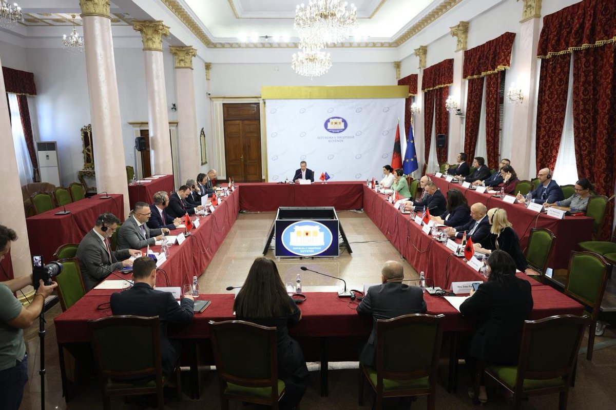 ItalyinALB's tweet photo. Grupi i Miqve të Ballkanit Perëndimor, në Tiranë me Kryetarin e Kuvendit të Shqipërisë.
Diplomaci parlamentare, ide dhe projekte për të mbështetur procesin e negociatave për anëtarësimin në BE. Italia është e pranishme. https://t.co/tAVy9ihn8a