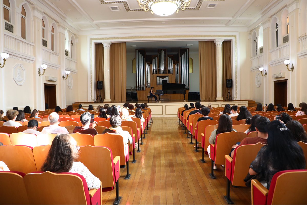 AzCulture_AT's tweet photo. 🇦🇿 XVIII Üzeyir Hacıbəyli Beynəlxalq Musiqi Festivalı çərçivəsində 20-21 sentyabr tarixlərində «Sound of the Land of Fire Music Competition» layihəsinin qalibləri Üzeyir Hacıbəyli adına Bakı Musiqi Akademiyasında möhtəşəm konsert proqramı ilə çıxış ediblər. https://t.co/YZ70BqtHQ2