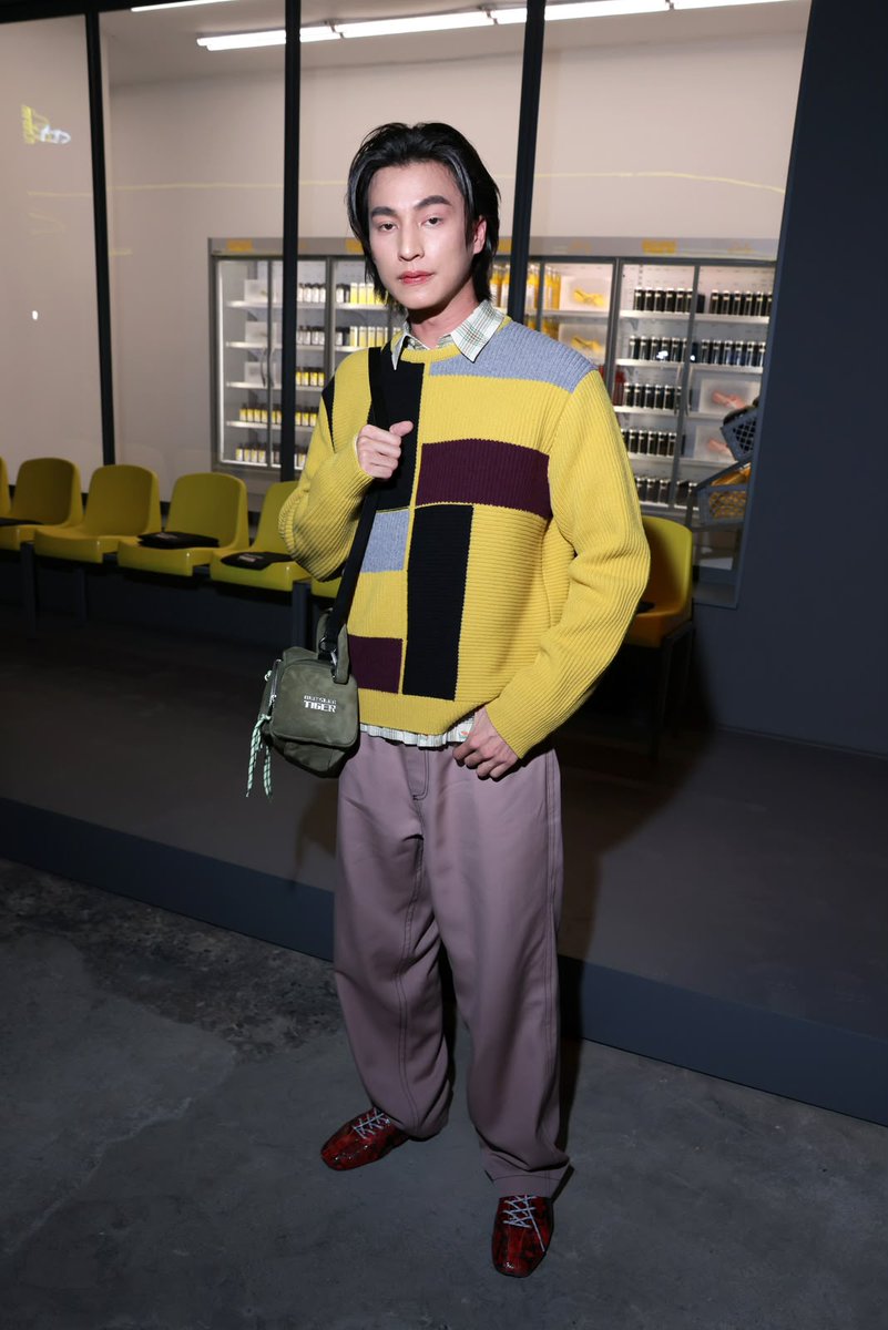 TheePopCore's tweet photo. Gulf Kanawut serves dashing looks at the Onitsuka Tiger fashion show. https://t.co/3jKGNRMdmi