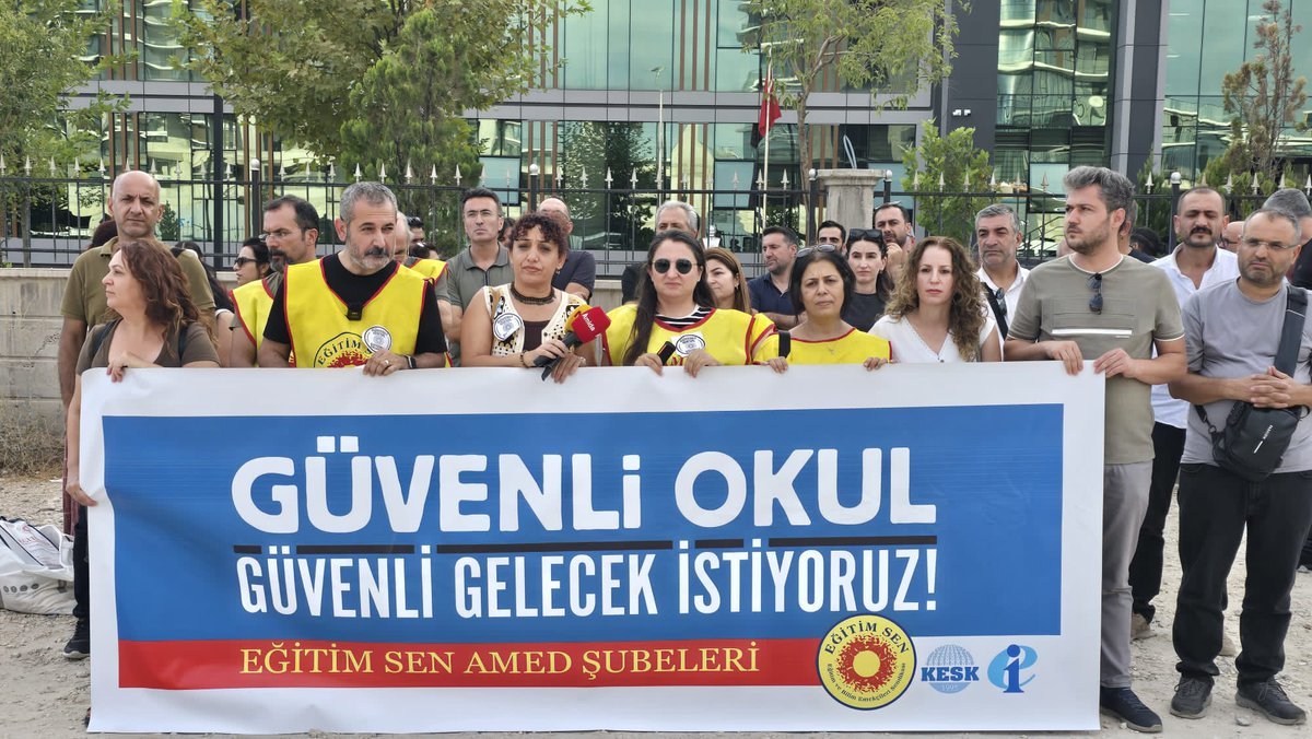 egitimsen21's tweet photo. Bugün Amed Eğitim Sen olarak Manisa'da yaşanan okul saldırısıyla ilgili İl Milli Eğitim Müdürlüğü önünde basın açıklamamızı gerçekleştirdik.

Daha birkaç ay önce okullarımızda  benzer olaylar yaşanmış, meslektaşlarımız ve öğrencilerimiz hayatlarını kaybetmiş, eğitim emekçilerinin ve öğrencilerimizin güvenliğine yönelik riskler ortaya çıkmıştı. Uyardık. Gerekli önlemler alınmadı, yaşananlar görmezden gelindi.

Eğitim ortamlarının güvenliğini tehdit eden sorunların görmezden gelinmesine değil, önleyici ve kamusal çözümler üretilmesine ihtiyaç vardır.

Öğrencilerimizin ve eğitim emekçilerimizin kendilerini güvende hissedeceği, sağlıklı ve güvenli okullar için gerekli tüm tedbirler gecikmeksizin hayata geçirilmelidir.

Güvenli okul, güvenli gelecek!
Eğitim Sen Amed Şubeleri