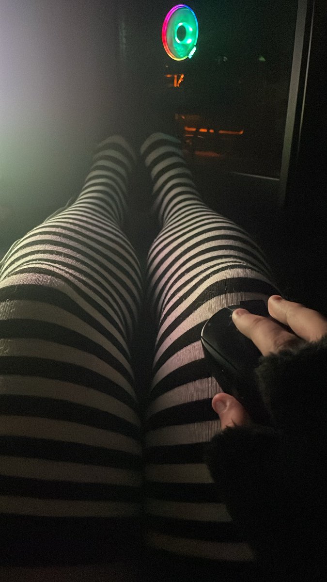 Yori__1's tweet photo. Playing some aniimo ignore the cat hair all over my fingers😭 https://t.co/dt2ya2gXUJ