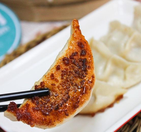 TampanVlog's tweet photo. Craving late-night This crispy street fried dumpling just hit different—savory filling, golden crunch, perfect for your snack fix! https://t.co/ppVsBmHrlh