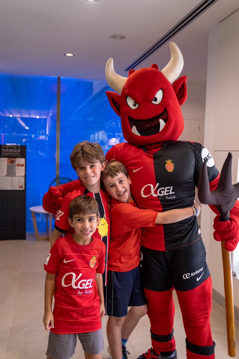 RCD_Mallorca's tweet photo. Visca Sóller i visca el Mallorca! ❤️🖤 https://t.co/m5egA7OxrK