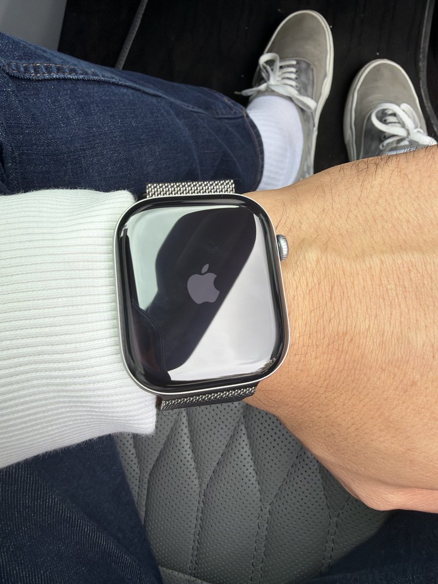 originalbum8u's tweet photo. I dan now confirm my brand new Apple Watch 12 randomly rebooted on me @Apple #applewatch12 https://t.co/2CVZIgZ7kS
