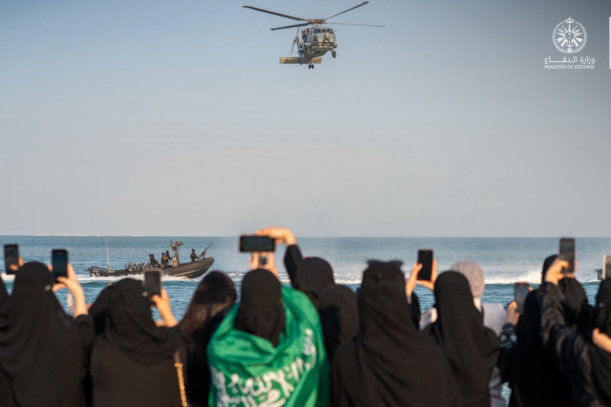 modgovksa's tweet photo. القوات البحرية تُنفّذ عروضاً جوية وبحرية في المنطقة الشرقية.

#اليوم_الوطني_السعودي https://t.co/aILKsLKmdh