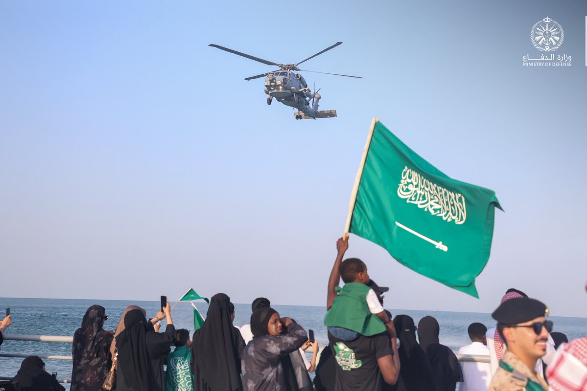 modgovksa's tweet photo. القوات البحرية تُنفّذ عروضاً جوية وبحرية في المنطقة الشرقية.

#اليوم_الوطني_السعودي https://t.co/aILKsLKmdh