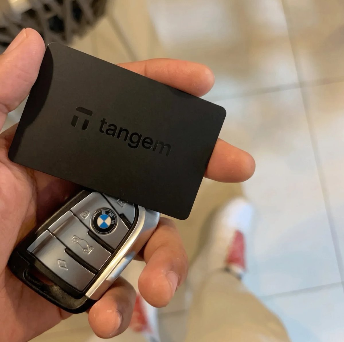 TavoPronostica's tweet photo. Mes y medio despues…ya la probé y si.

@Tangem. Una hardware wallet cool y segura. 

👉 Visa virtual en Apple Pay, directo desde la wallet del celular.

Lo que no sabía cuando pregunté. Ya la envían desde México y llega rápido.

Buena, bonita, barata (descuento abajo) y segura. https://t.co/6zVtEcvx4M