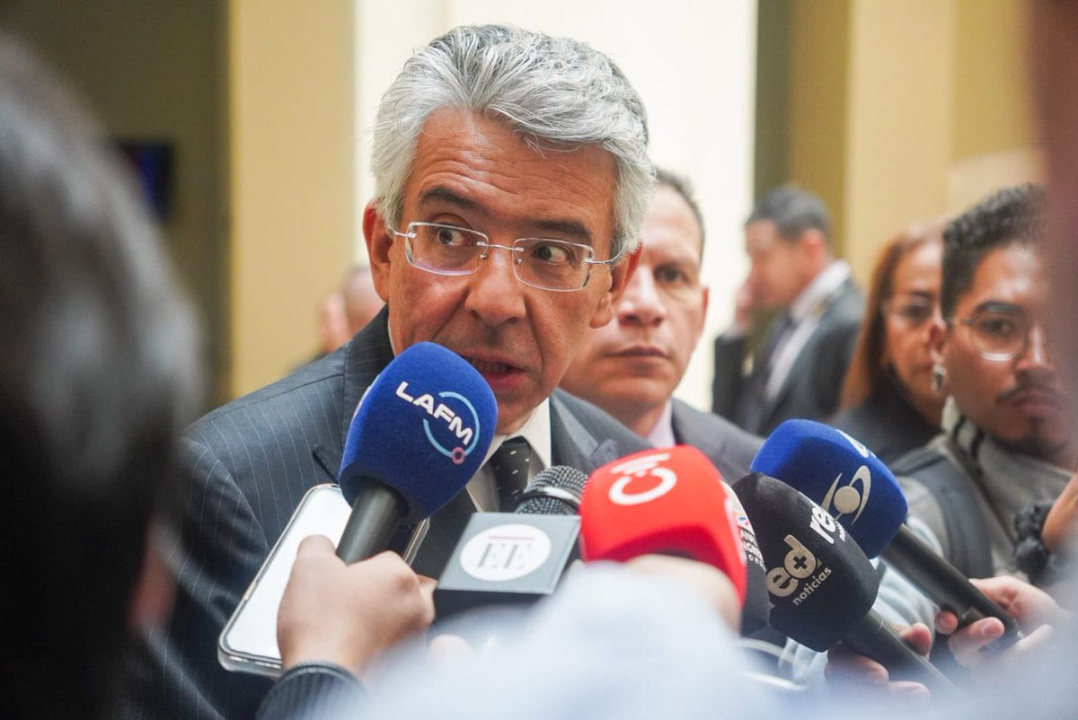 Enrique_GomezM's tweet photo. Hoy radicamos un Proyecto de Acto Legislativo para que la JEP no extienda su funcionamiento por cinco años adicionales.

La propuesta establece que el periodo de esta jurisdicción sea de 10 años y que, una vez cumplido, no pueda ser prorrogado nuevamente.

Planteamos que la JEP concluya sus funciones en marzo de 2028 y que los procesos que no hayan terminado pasen a la justicia ordinaria, bajo las reglas ya establecidas en la justicia transicional.

Es decir, el hecho de que la jurisdicción termine no podría significar que reciban un tratamiento penal o procesal más gravoso por el simple traslado a la justicia ordinaria.

Todo lo anterior, buscando la eficiencia en el gasto y mantener los derechos de los investigados.