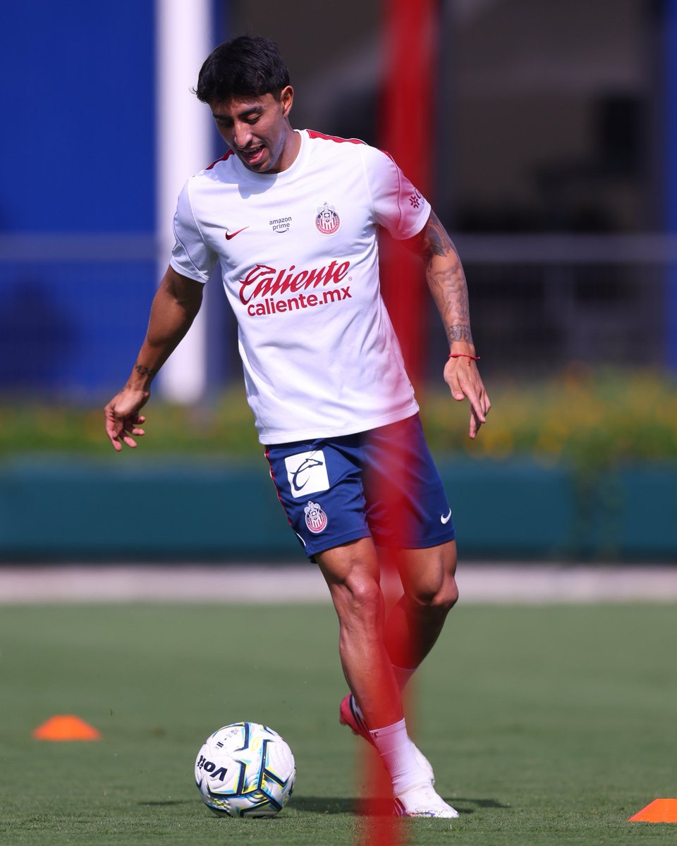 Chivas's tweet photo. 🇫🇷 El Rebaño sigue trabajando para el encuentro de este sábado 🐐

¡CON TODO! 👊🏼 https://t.co/gWvC3OE2PR