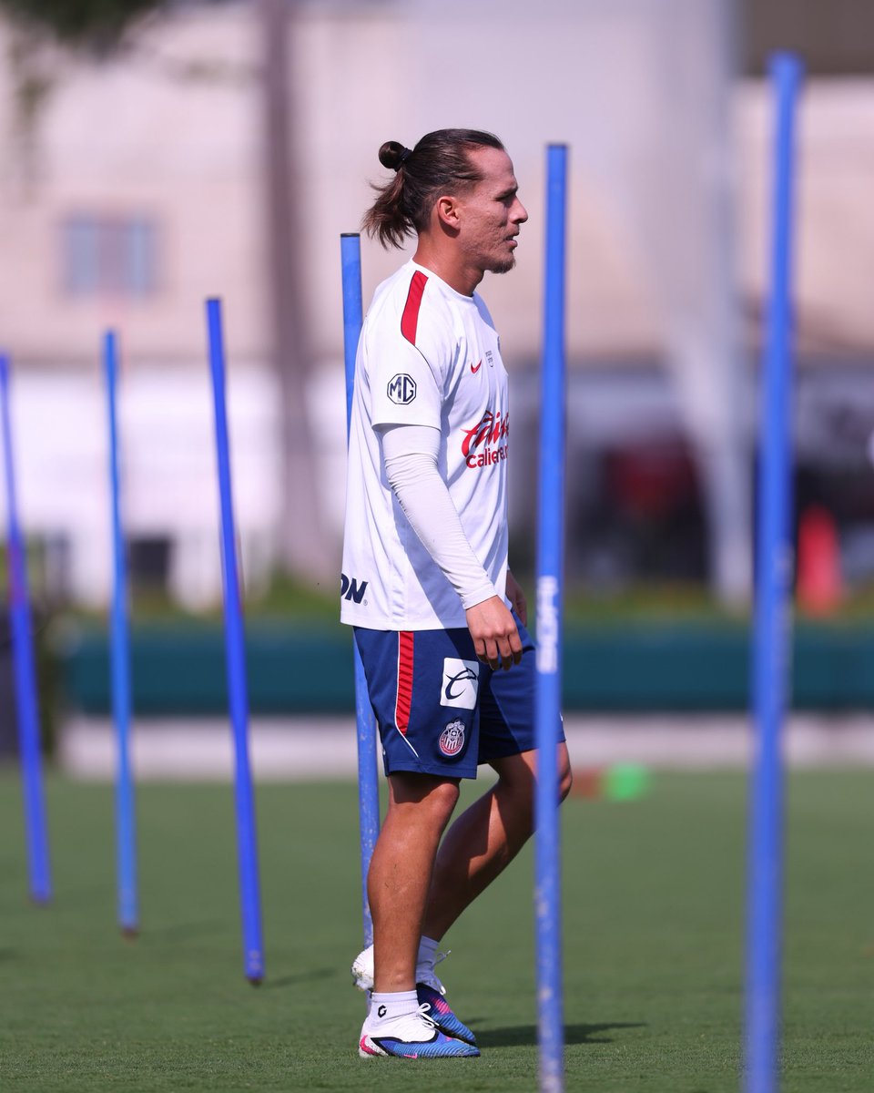 Chivas's tweet photo. 🇫🇷 El Rebaño sigue trabajando para el encuentro de este sábado 🐐

¡CON TODO! 👊🏼 https://t.co/gWvC3OE2PR