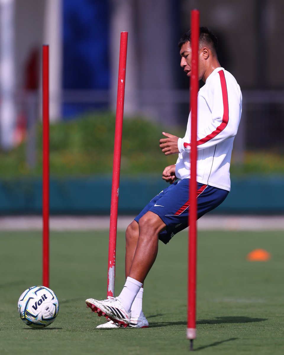 Chivas's tweet photo. 🇫🇷 El Rebaño sigue trabajando para el encuentro de este sábado 🐐

¡CON TODO! 👊🏼 https://t.co/gWvC3OE2PR