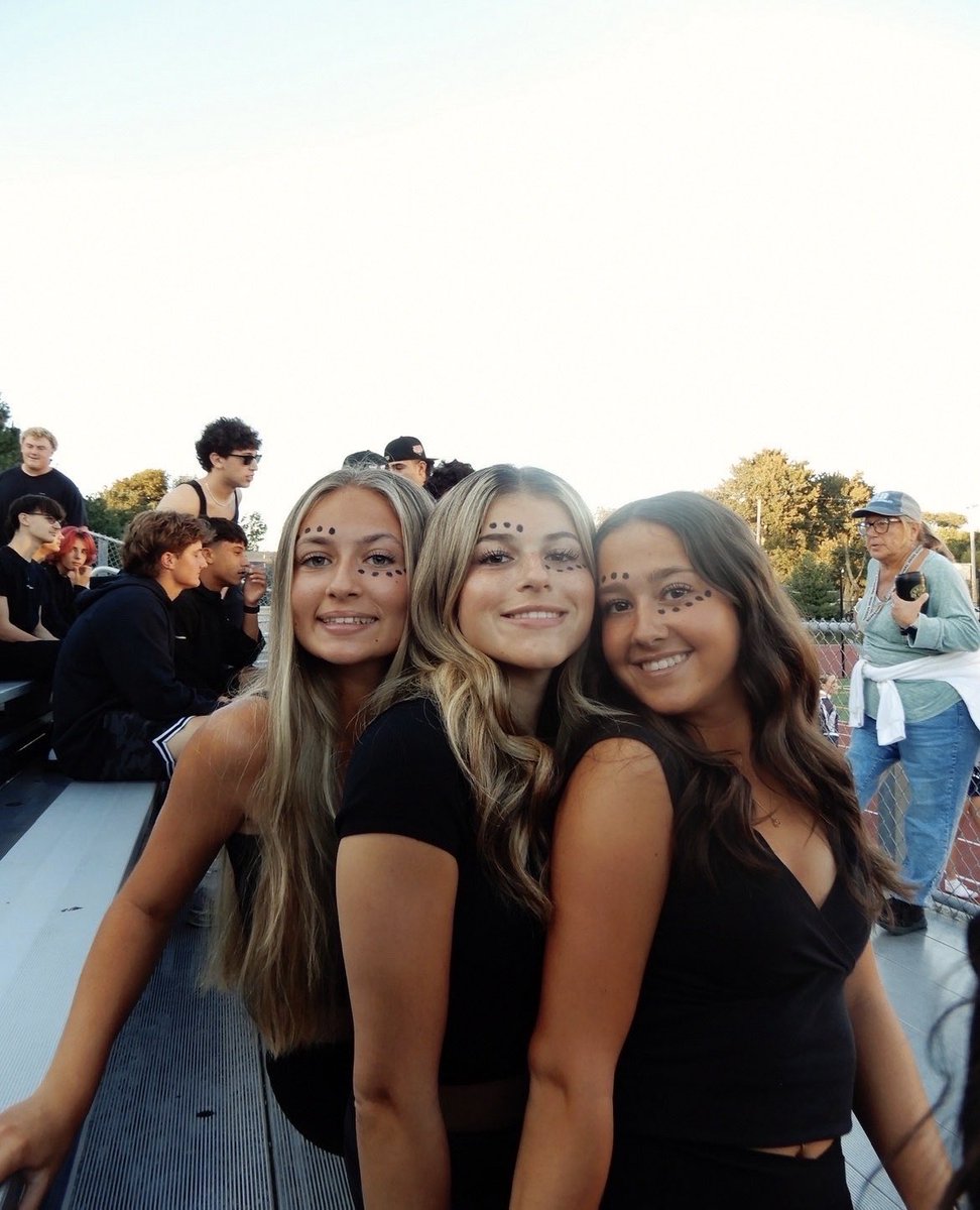 barbiebimbo1's tweet photo. 3 of my dumbass snobby fake friends https://t.co/ly0RIGQsGw