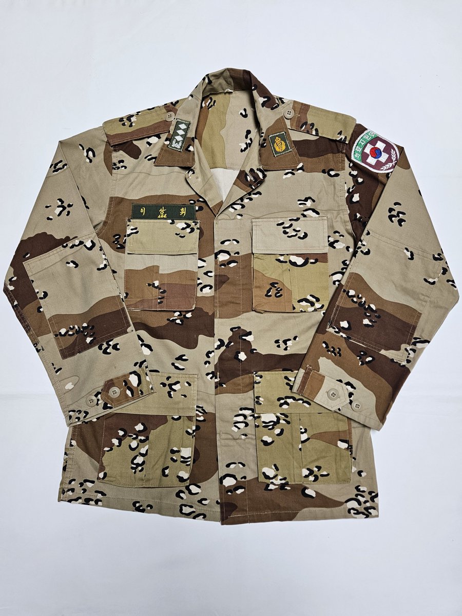 CnK2021's tweet photo. Early 1990s ROK military desert "chocolate chip" camouflaged jacket (for the Gulf War deployed forces)
90년대 초반 걸프전 파병용 국군 6색 "초코칩" 사막위장복 상의 https://t.co/kP8eKUO0Qu