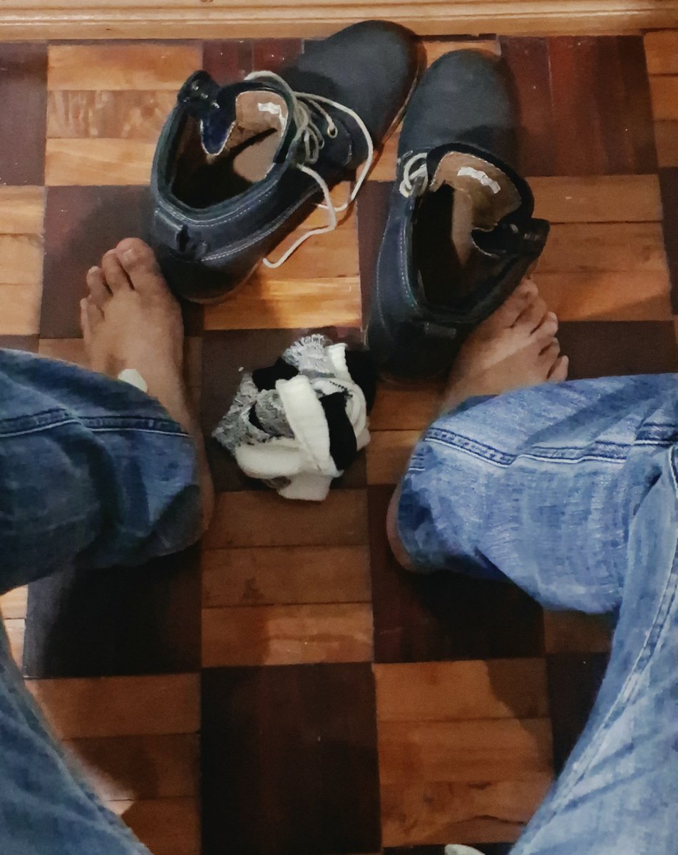 pinoinaughtyboi's tweet photo. 07/07 Errands done. Langhapin ang masarap na amoy ng #usedsocks #usedsweatysocks #usedShoes #sweatyShoes worship daddy's #sweatyFeet #tiredPinoyFeet #SweatyAsianFeet #TiredAsianFeet #PinoyFeet #AsianFeet ko #alterBaguio #AlterPH #AlterPinas. Ubusin mo masarap na amoy https://t.co/gaxCwoPsNh
