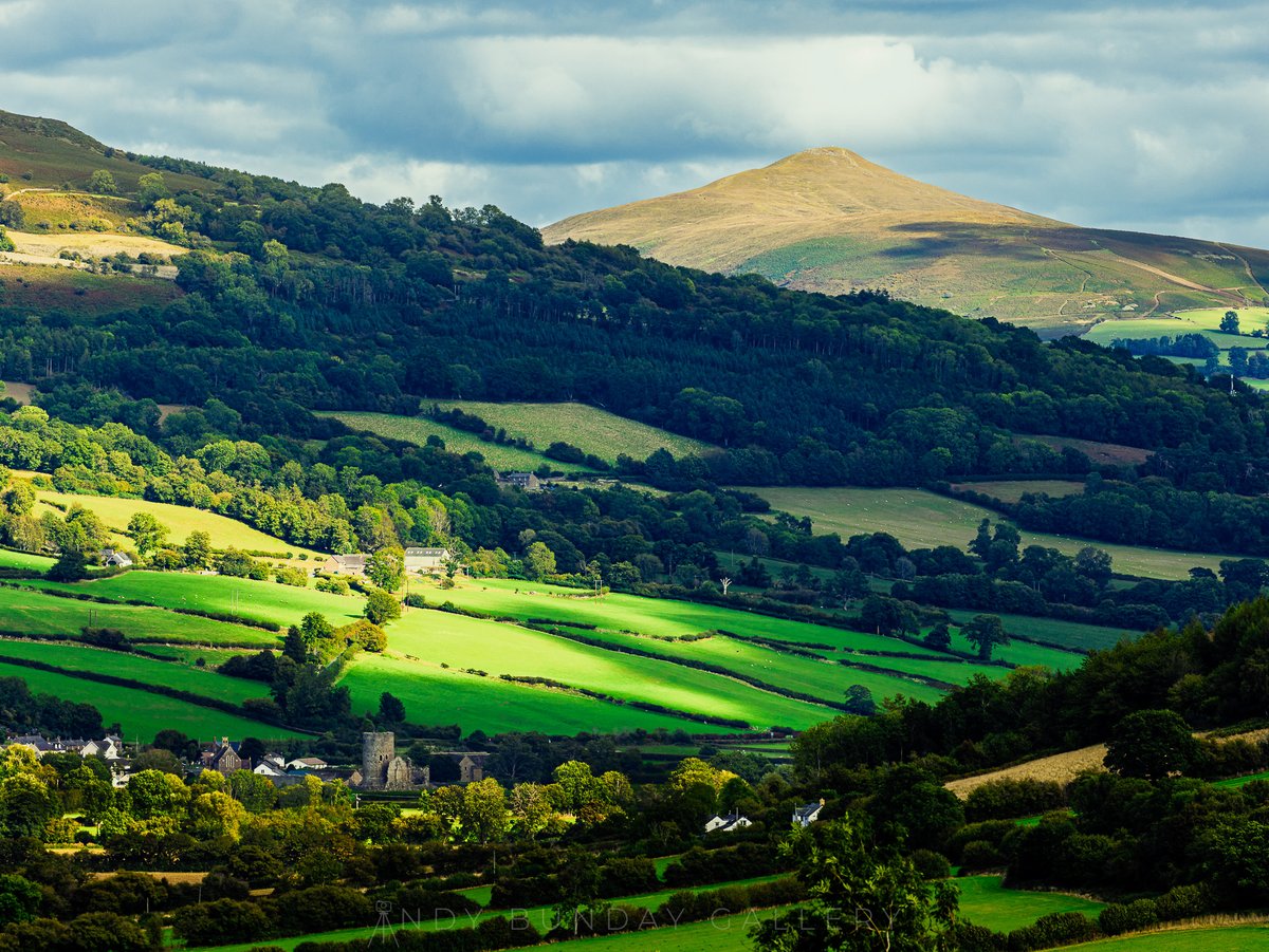 BundayAndy's tweet photo. The weather didn’t give me the shots I’d gone to Wales for, but the Brecon Beacons still gave me plenty to photograph. Three views from a trip of dark skies and fleeting light.

#BreconBeacons #LandscapePhotography https://t.co/Hyv3mtMhHw