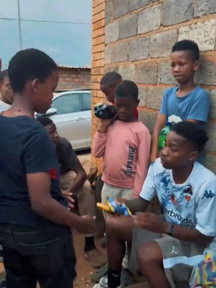 AkanimiltonM's tweet photo. Mfundo Vilakazi found kids playing on the street and decided to inspire them by calling Mofokeng and Mbokazi🔥😍 https://t.co/Ka6LWkWlNC