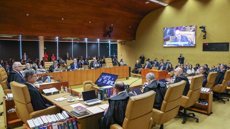 Fotografia horizontal do Plenário do STF durante uma sessão. Fim da descrição.