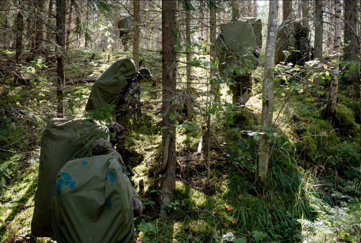 Fbeyeee's tweet photo. Finská🇫🇮armáda přebírá ukrajinské zkušenosti, končí stany, kamna (drony je zaměří), učí se počítat s kill zónou která se může rozšiřovat až na desítky kilometrů a teď se učí spát pod širým nebem, kopat okopy. A hlavně, počítají s všude přítomnými drony.https://t.co/3fVQ5ZXt1B https://t.co/CzvH3u9wWW
