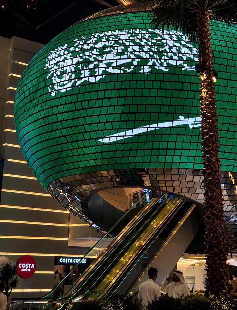 iFalcon10's tweet photo. لاعب الكويت ووشاح خاص للمملكة العربية السعودية 

الجماهير ترفع لافتة "دام عزكم يا أهل السعودية" 

في الكويت الابراج والمحلات كلها عبارة عن علم السعودية 

والله حب عظيم لاهل الكويت 🇰🇼💙 https://t.co/flCf1B9EPK