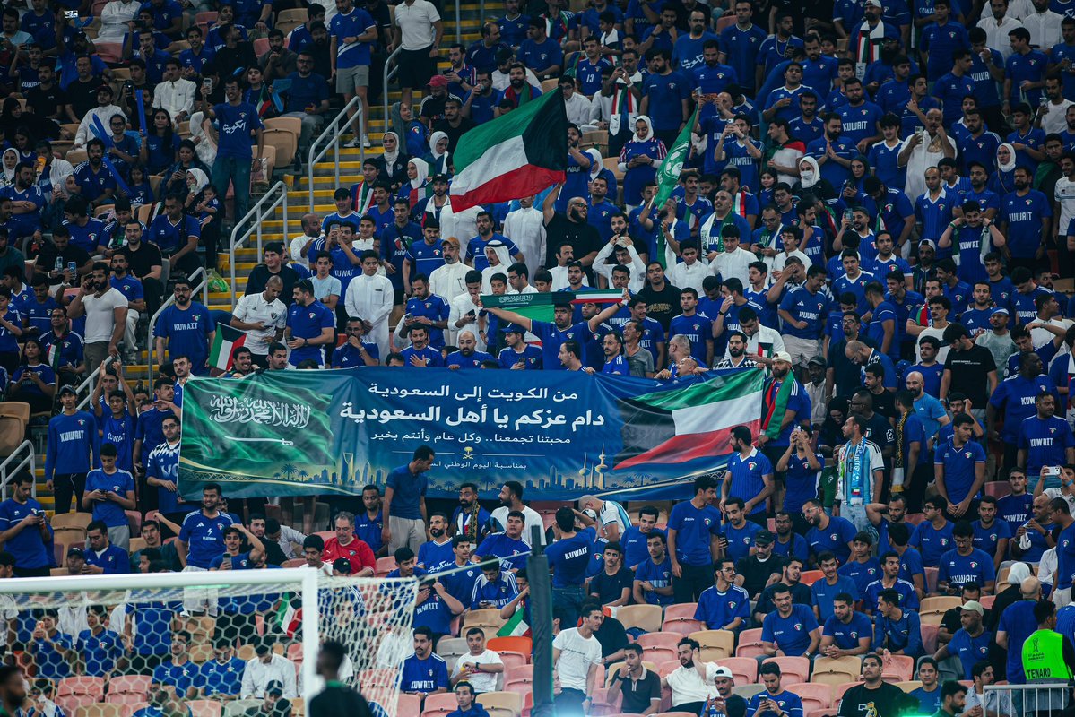 iFalcon10's tweet photo. لاعب الكويت ووشاح خاص للمملكة العربية السعودية 

الجماهير ترفع لافتة "دام عزكم يا أهل السعودية" 

في الكويت الابراج والمحلات كلها عبارة عن علم السعودية 

والله حب عظيم لاهل الكويت 🇰🇼💙 https://t.co/flCf1B9EPK