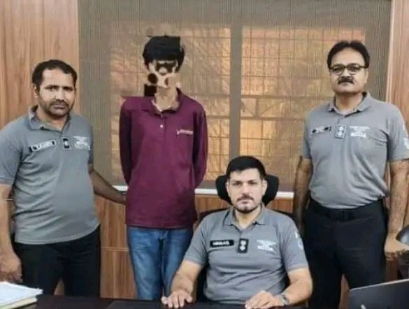 AthSal01's tweet photo. مشتری ہوشیار باش..!
ہر بات اے آئی سے پوچھنے والی نہیں ہوتی ۔۔۔۔۔ اے آئی سے والد کو زہر دے کر مارنے کا طریقہ پوچھنے والابہاولپور  کا نوجوان گرفتار...!
  نیٹ فلکس کی معروف کرائم سیریز سے متاثر ہو کر اپنے سگے والد کے قتل کی بھیانک منصوبہ بندی کرنے والے 17 سالہ طالب علم کو گرفتار کرلیا گیا۔ تفصیلات کے مطابقاین سی سی آئی اے نے حساس انٹیلی جنس معلومات پر فوری کارروائی کرتے ہوئے ملزم کو بہاولپور سے گرفتار کرکے اس کے گھر میں قائم کیمیائی لیبارٹری بھی ڈھونڈلی، ڈائریکٹر این سی سی آئی اے پنجاب حسام بن اقبال کے مطابق یہ واقعہ جدید دور میں مصنوعی ذہانت اور ڈارک ویب کو استعمال کرکے جرم کی کوشش کی ایک بڑی مثال ہے۔17 سالہ ملزم نے مشہور ڈرامہ سیریز ’بریکنگ بیڈ‘ سے متاثر ہو کر اپنے والد کو ق۔ت۔ل کرنے کا خونی منصوبہ تیار کیا، اس مقصد کے لیے اس نے کسی کی نظر میں آئے بغیر اپنے گھر کے ایک کمرے میں خفیہ لیبارٹری قائم کی اور ز۔ہر تیار کرنے کی خاطر آسٹریلیا اور اسلام آباد سے آن لائن آرڈرز کے ذریعے مختلف قسم کا کیمیائی مواد منگوایا۔مزید یہ بھی پتہ چلا ہے کہ ملزم نے خود تیار کردہ کیمیائی ز۔ہر پہلی بار اپنے والد کو دینے کی کوشش کی، تاہم خوش قسمتی سے والد کی جان بچ گئی اور ملزم کا پہلا تجربہ ناکام رہا، اپنی اس ناکامی سے دلبرداشتہ ہو کر ملزم نے ز۔ہر کو زیادہ مہلک اور مؤثر بنانے کے لیے جدید آرٹیفیشل انٹیلی جنس یعنی اے آئی اور چیٹ بوٹ سے رہنمائی لینی شروع کردی، ملزم انٹرنیٹ پر  معلومات کے لیے سرچنگ کرتا رہا ۔ اے آئی سسٹمز پر اس قسم کے شدید نوعیت کے خطرناک اور ز۔ہریلے مواد کی مسلسل سرچنگ اور آن لائن کیمیکلز کی بین الاقوامی منتقلی کے دوران غیرملکی ایجنسیوں کے سکیورٹی الرٹس متحرک ہوگئے، غیر ملکی ادارے نے اس کیمیائی سرگرمی اور آئی پی ایڈریس کی اطلاع پاکستان کے این سی سی آئی اے حکام کو فراہم کی، جس پر ڈائریکٹر حسام بن اقبال نے سائنسی و تکنیکی بنیادوں پر فوری  ٹیم تشکیل دی۔ این سی سی آئی اے کی ٹیم نے بہاولپور میں کارروائی کرتے ہوئے ملزم کو گرفتار کرلیا اور اس کے قبضے سے کیمیکلز، ز۔ہر بنانے کا سامان اور کمپیوٹر ڈیوائسز تحویل میں لے لیں، ملزم سے مزید سنسنی خیز انکشافات متوقع ہیں۔۔۔